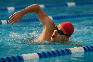 Comment arrêter de boire la tasse à chaque longueur : 7 erreurs de respiration en natation à corriger d’urgence