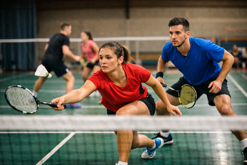 Badminton mixte : secrets tactiques pour compenser la différence de puissance
